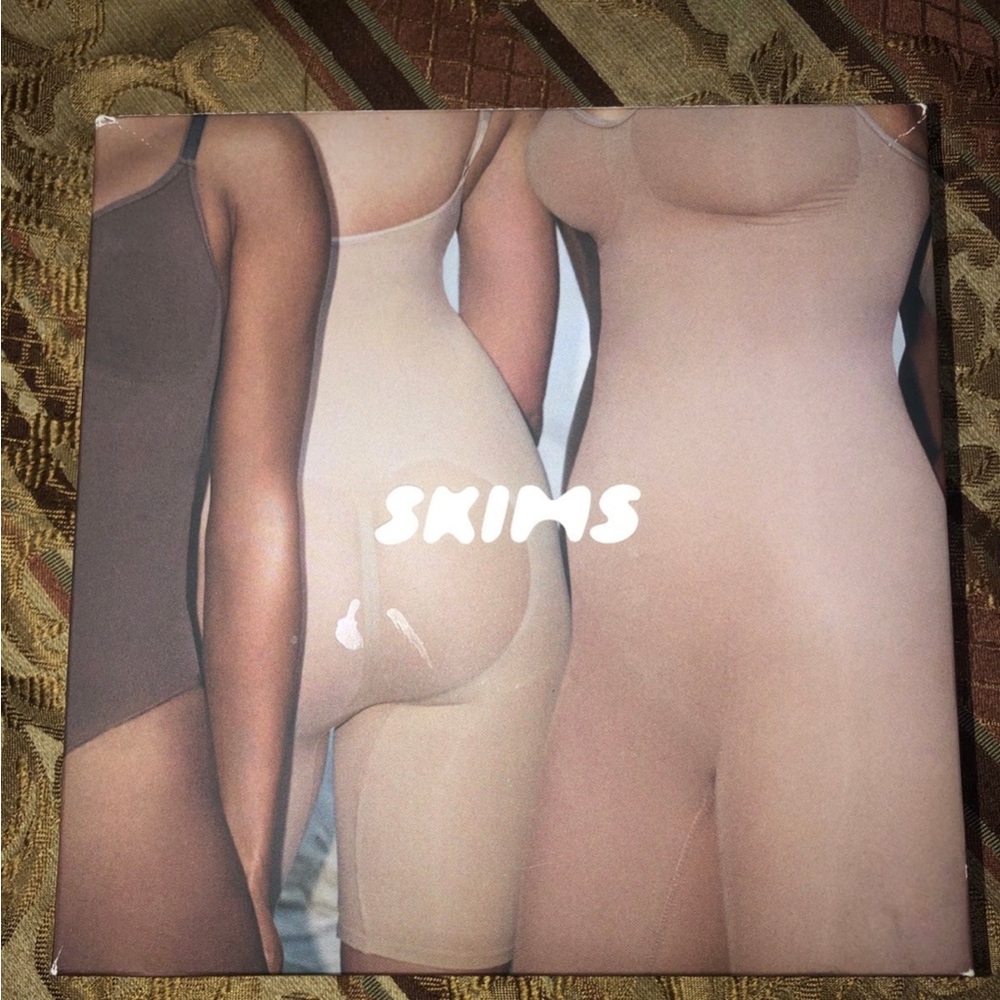 SKIMS sculpting bodysuit - Picture 2 of 4